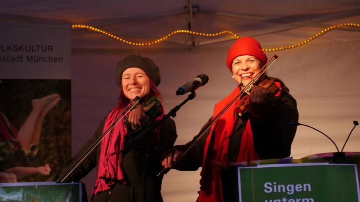 Monika Drasch und Traudi Siferlinger beim Singen unterm Christbaum